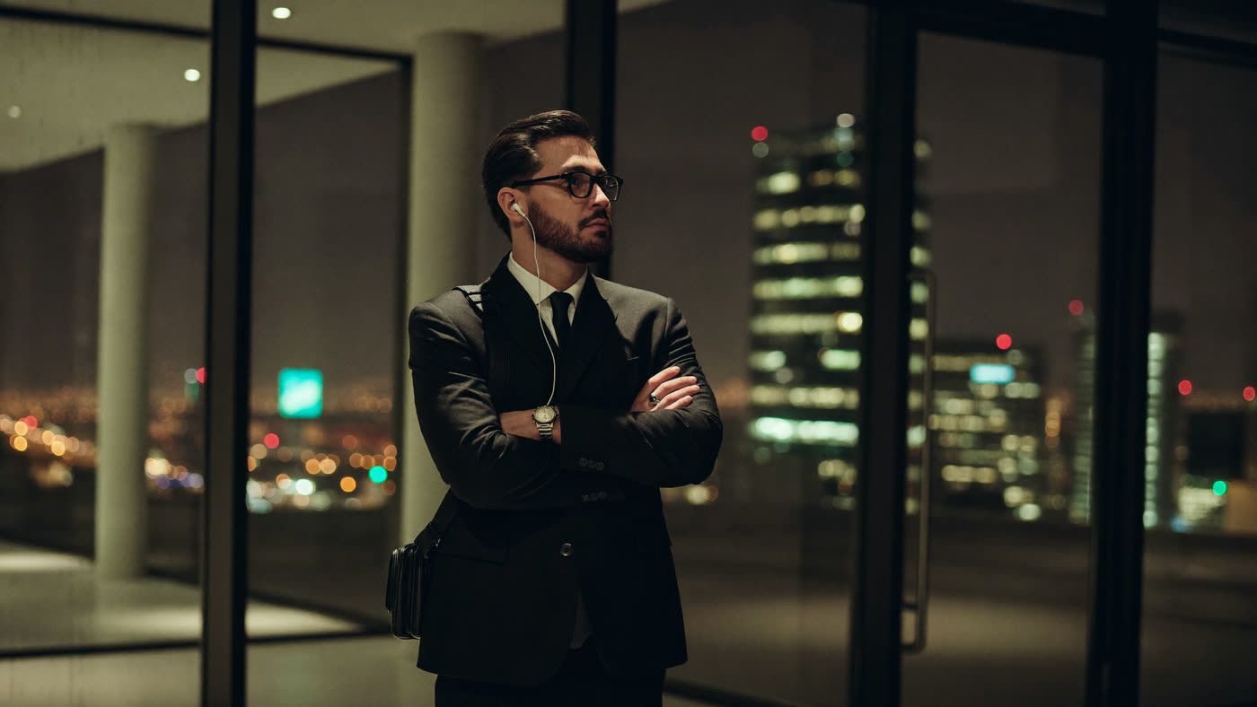 Agent de sûreté en poste dans un hall d'immeuble de bureaux, de nuit